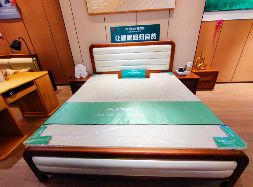 实木床+棕床垫+两个床头柜全套